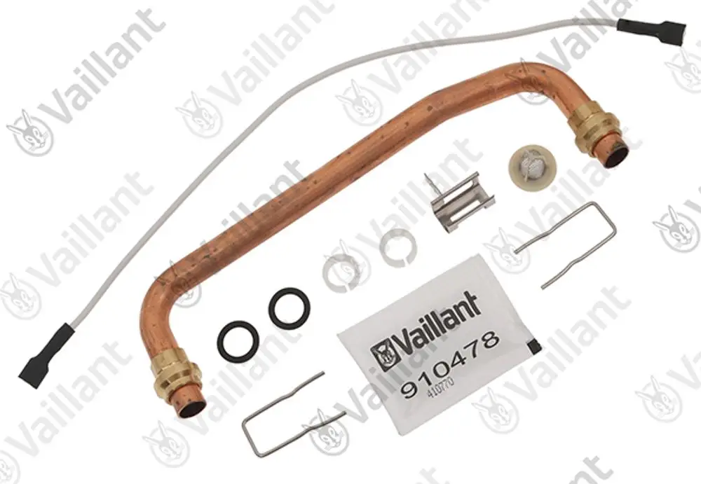 Vaillant Bauteile für eine Kaltwasserleitung, bestehend aus einem gebogenen Kupferrohr, Dichtungen, einem Filter und verschiedenen Werkzeugteilen zur Montage.